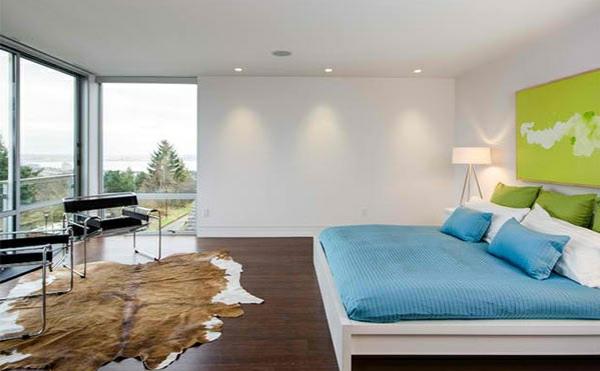 רעיונות עיצוב צבעי חדר שינה מודרניים שטיח פרווה מרצפת עץ