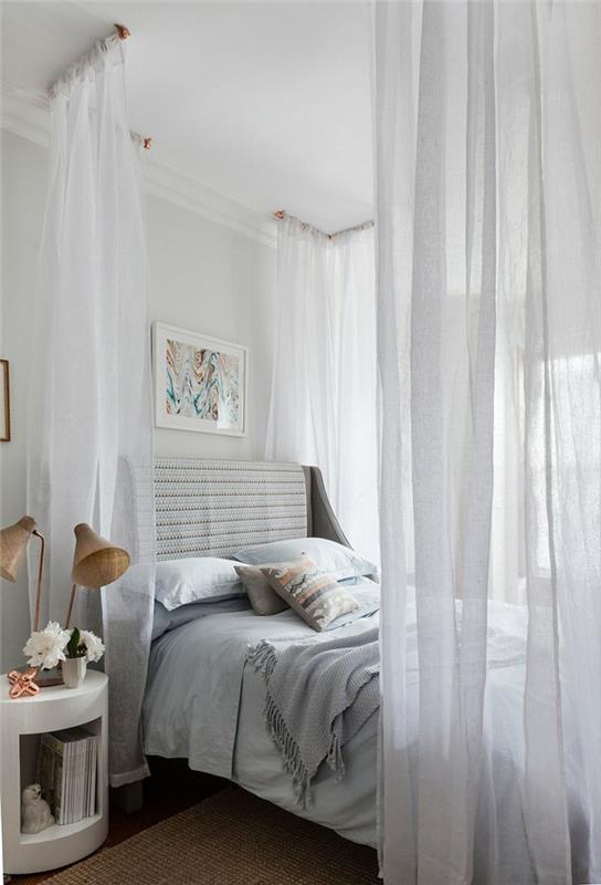 חדר שינה מודרני עם מיטת אפיריון מצייר מנורות שולחן