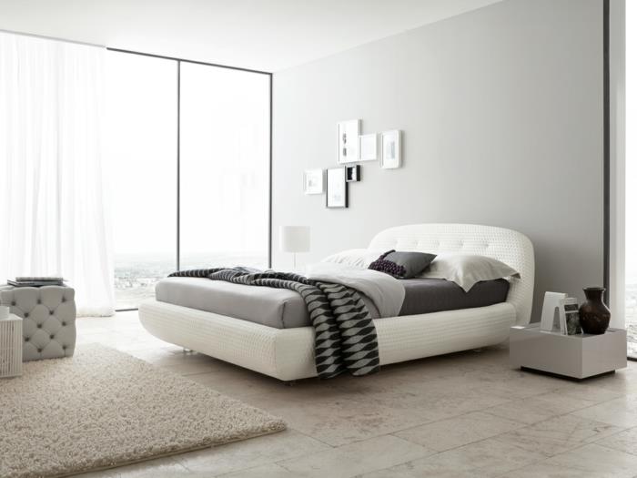 חדר שינה מודרני מיטה יפה אריחי רצפה לבנים שטיח וילונות לבנים