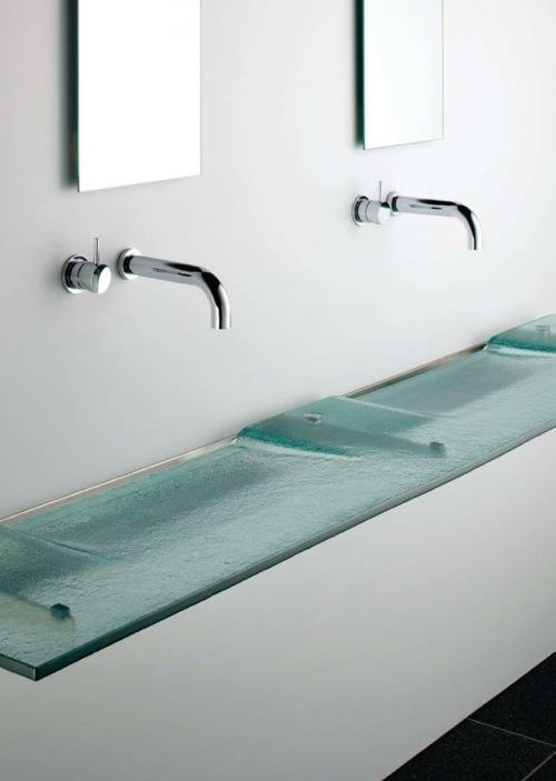 כיור מודרני בזכוכית בחדר האמבטיה