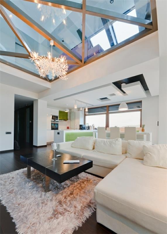 סלון מודרני מרוהט על ספת התקרה מזכוכית הגג