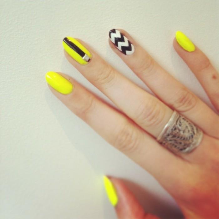 עיצוב ציפורניים לק צהוב אביב עם הדגשות בשחור ולבן