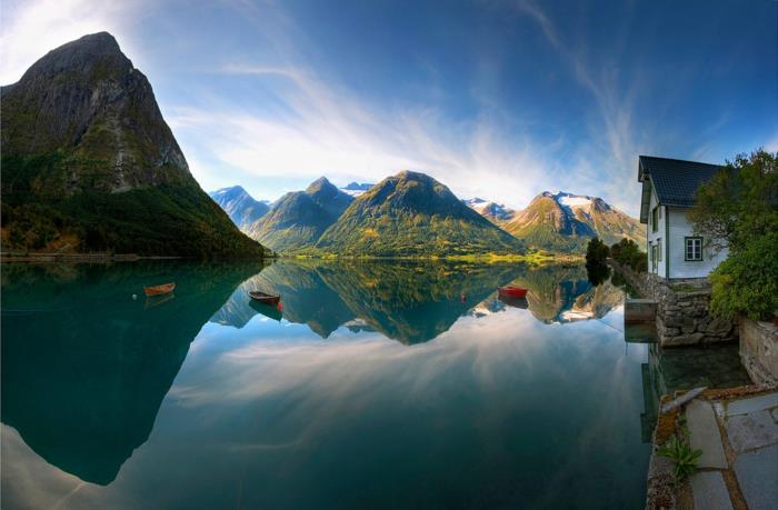 הפיורדים בנורווגיה חולמים שיקוף מים לחופשה