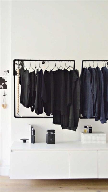 ארון בגדים פתוח - בגדים שחורים