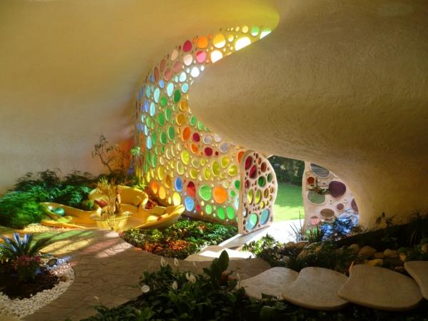 אדריכלות אורגנית nautilus בית מסדרון זכוכית צבעוני