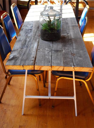 רעיונות קישוט מקוריים כיסאות פינת אוכל מעץ משוחזר שולחן אוכל