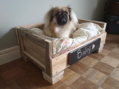 רעיונות קישוט מקוריים כלב מיטה מעץ משוחזר