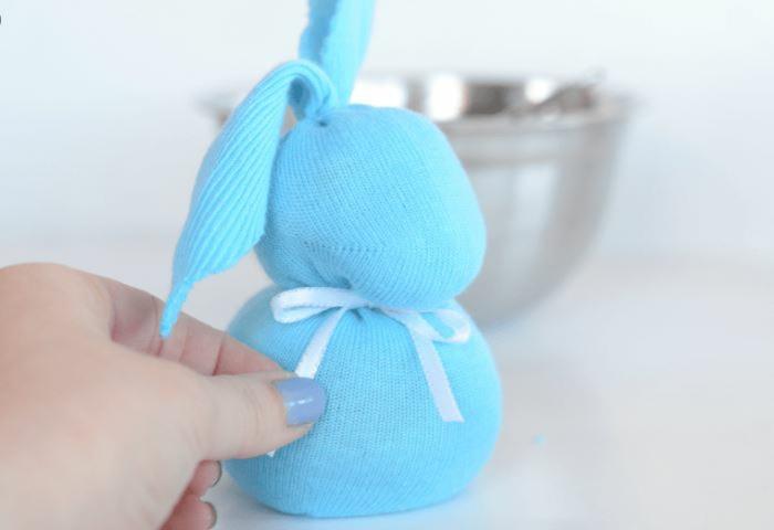 ארנב הפסחא מתעסק מתוך גרביים כחול גרב