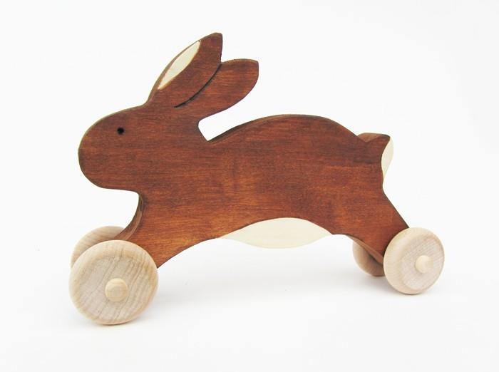 קישוטי פסחא עשויים רעיונות למיחזור עץ להתעסק עם חומרים טבעיים ארנב על גלגלים