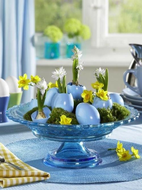 קישוטי חג הפסחא מתעסקים בקליפות ביצים כחולות נרקיסים hiazynthe