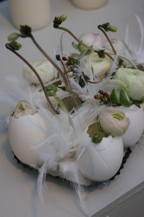 קישוטי חג הפסחא מתעסקים בקליפות ביצה מנוצות לבנות