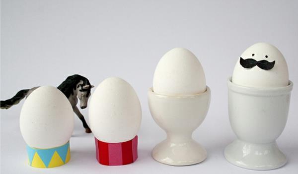 קישוטי פסחא עם ילדים המייצרים מחזיק ביצים מנייר וואשי טייפ