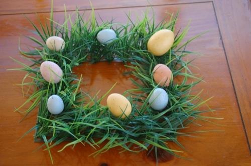 זר חג הפסחא עשוי דשא מלאכותי בעצמך מעלה רעיון דומה