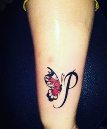Tatuaggio a mano con lettera P in grassetto con farfalla