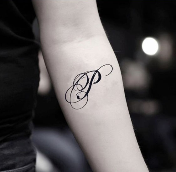 Allettante disegno del tatuaggio della lettera P