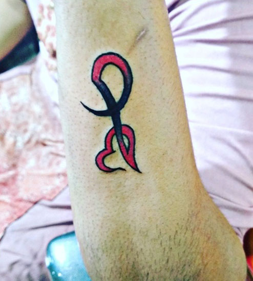 Affascinante tatuaggio cuore P nero e rosso