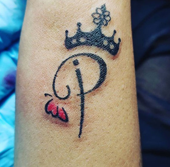 Disegni del tatuaggio della lettera P con corona