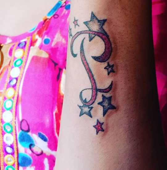 Disegni del tatuaggio stellato della lettera P