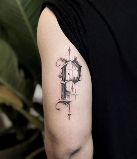 Tatuaggio con alfabeto calligrafico P