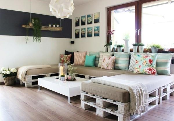 ספה מזרן DIY ספה עשויה ממשטחים רעיונות לסלון ריפוד כריות צבעוניות