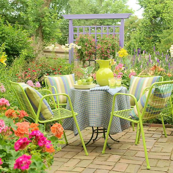 רעיונות נוף לפטיו צבעים עזים מתכת כסאות סריג ירוק