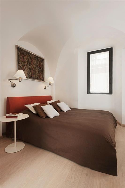 דירת פנטהאוז רומא חדר שינה קירות לבנים עיצוב פנים מיטה זוגית מיטה זוגית שולחן צד עגול