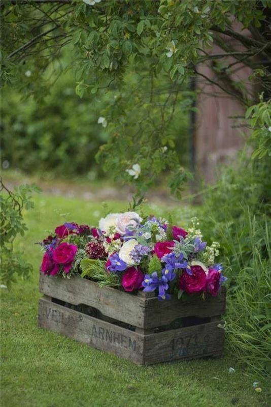 קופסת עץ לאדמה עם פרחים בצבע כפרי