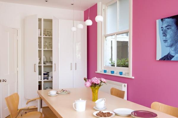 עיצוב קיר בצבע ורוד בחדר האוכל בצבע עץ ורוד לבן