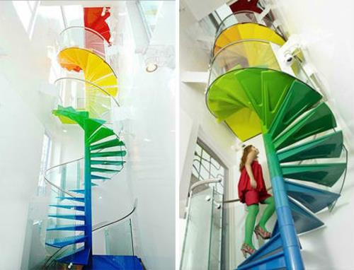 מגרשי משחקים פרטיים מדרגות מתפתלות צבעוניות עם הרבה זכוכית