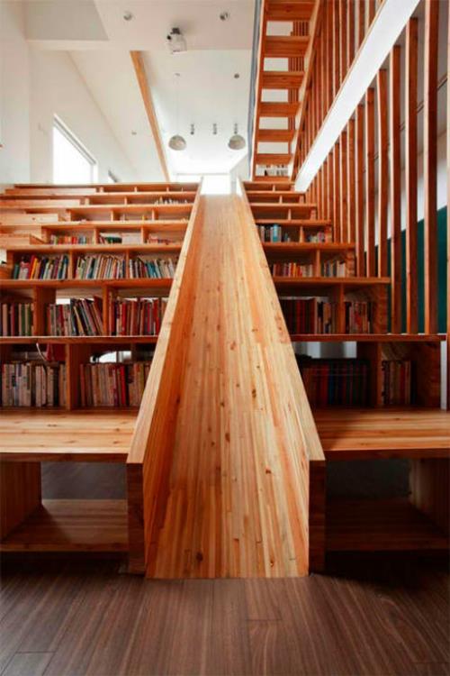 מגרשי משחקים פרטיים מגלשת עץ בשילוב מדפי ספרים ומדרגות