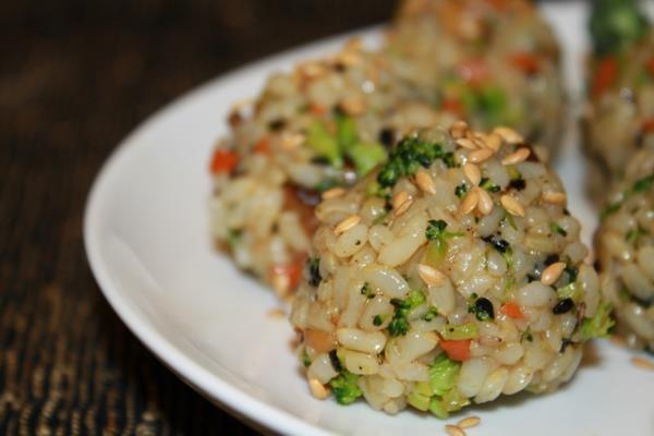 מנות אורז עם שומשום ברוקולי ירקות