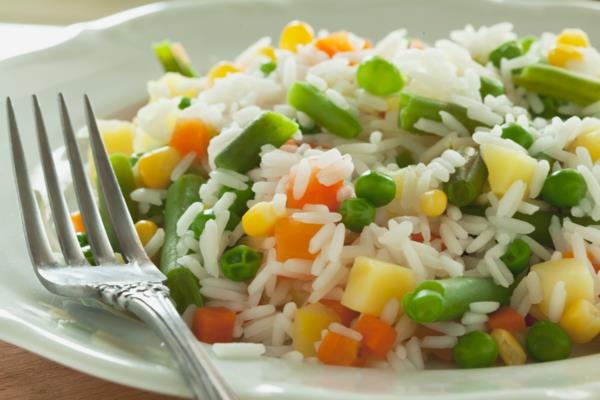 מנות אורז עם ירקות שעועית ירוקה גזר