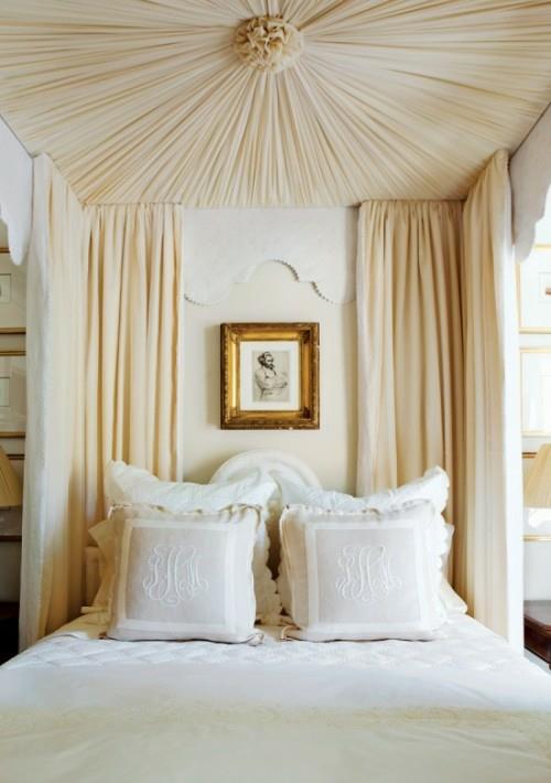 מיטת אפיריון רומנטית בעיצוב יוקרה בחדר שינה מודרני