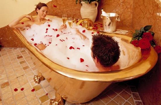 חדר אמבטיה רומנטי אמבט רגל מוזהב