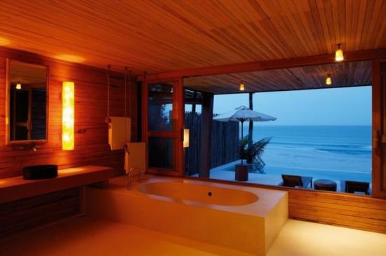 חדר אמבטיה רומנטי מכוסה עץ