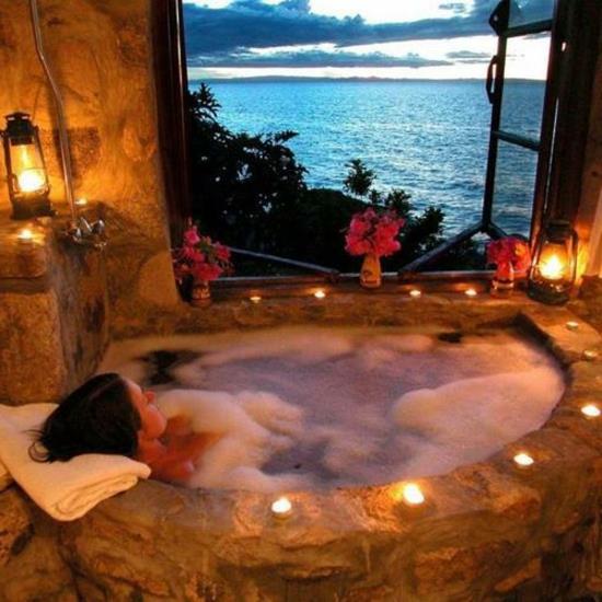 חדר אמבטיה רומנטי עם נוף לים