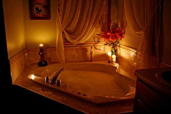 חדר אמבטיה רומנטי פרחים ופמוטים
