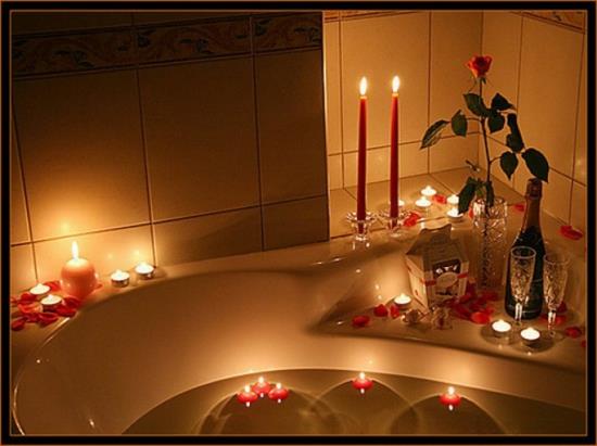 חדר אמבטיה רומנטי נרות צפים ויין מבעבע