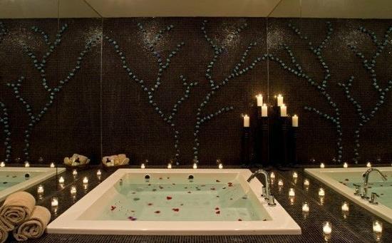 קירות מראה בחדר אמבטיה רומנטי