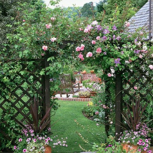 קשת ורדים בגדר העץ בגינה