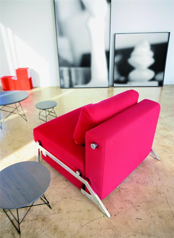 כורסא אדומה רעיונות עיצוב פנים לסלון בהיר