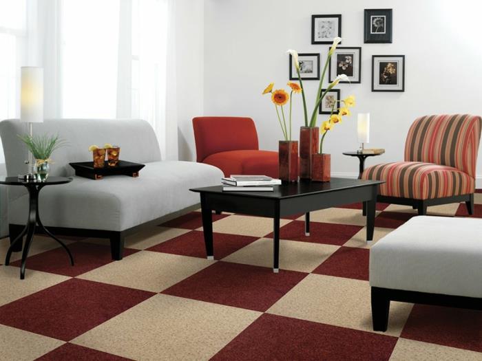 כורסה אדומה ספה לבנה שטיח בצבע וילונות אווריריים