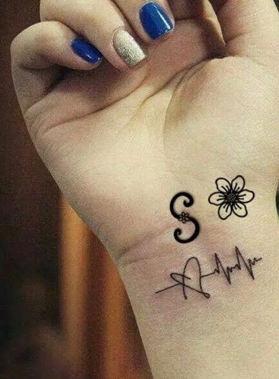 Tatuaje de letra S floral con latido del corazón