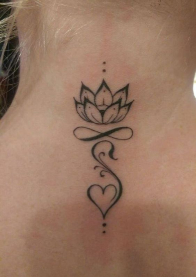 Diseño de tatuaje de S en el cuello