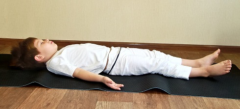 Benefici di Savasana Yoga (posizione del cadavere)