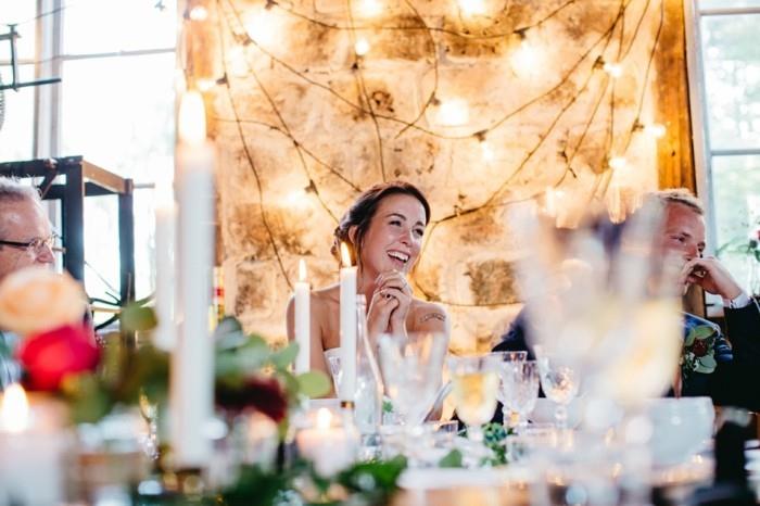 כלת שולחן החתונה בסגנון סקנדי מחייכת