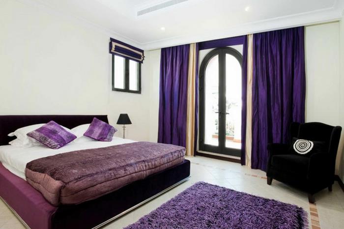 חדר שינה ריהוט הדגשות סגולות כורסאות קירות בהירים מרפסת