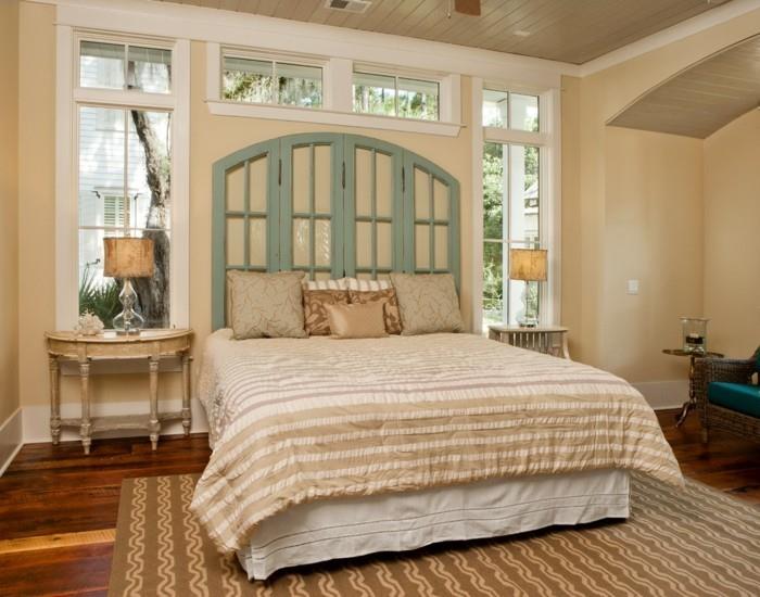 עיצוב חדר שינה אלמנטים כפריים שטיח ראש מיטה ירוקה