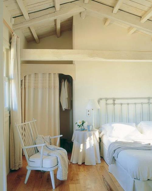 חדר שינה בעליית הגג חדר הלבשה רצפת עץ כסא לבן