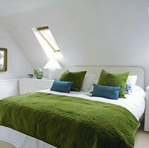 עליית גג חדר שינה מיטה בצבע כחול ירוק קיר לבן